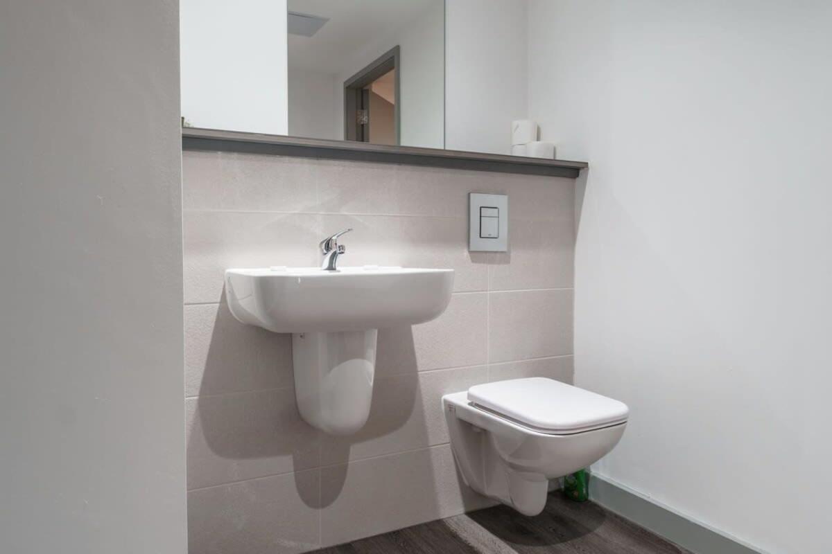 Modern 1 Bed Apartment In Liverpool Centre מראה חיצוני תמונה